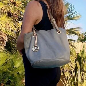 Michael Kors Jet Set Grain Leather Bucket Tote Shoulder Bag Handbag Purse Grey